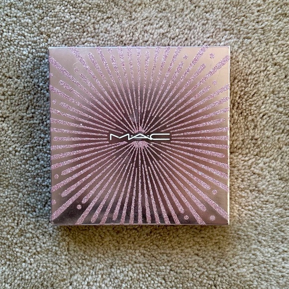 NWT MAC “Rocket to Fame” Eyeshadow Palette x 12 Pans - Picture 2 of 8